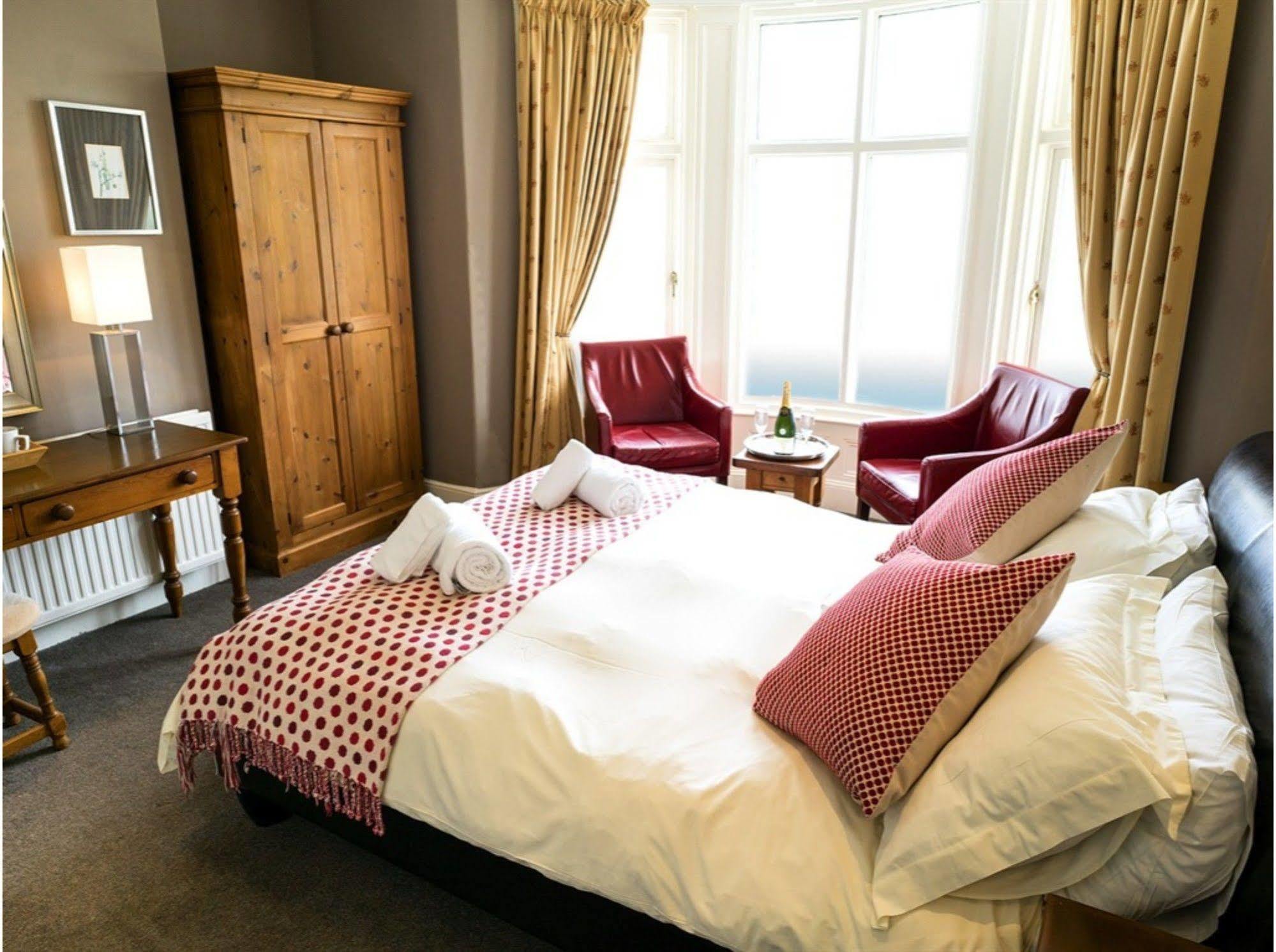 Classic double room with armchairs